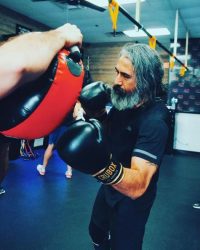 Personal Trainer and man boxing - Fit In 42 Studio Gym