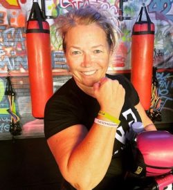 Woman boxing gloves - Fit In 42 Studio Gym