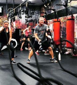 Woman and man ropes - Fit In 42 Studio Gym
